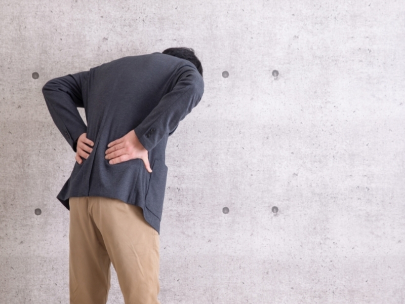 介護・仕事・育児により腰を痛めた男性