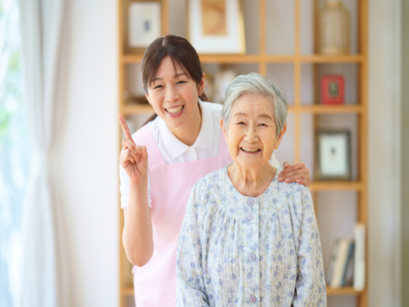 高齢女性に合う施設を一緒に探している女性