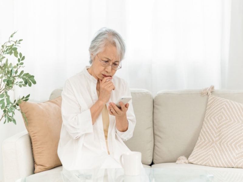 介護施設と病院の看取り対応についての違いを調べる高齢の女性