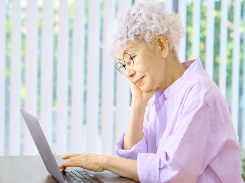 施設を選びたいけど悩んでいる女性