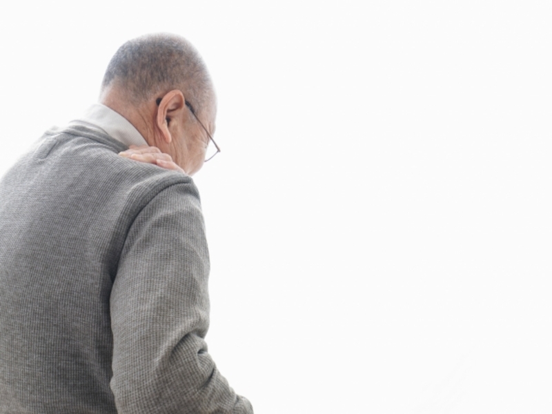 介護疲れで肩を痛める男性