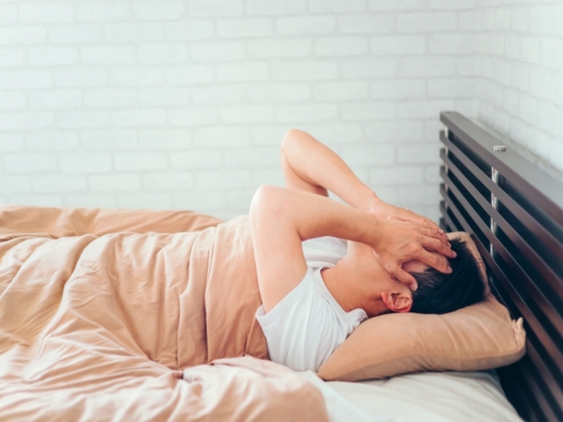 介護疲れで眠れない男性