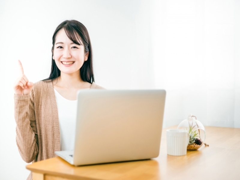 施設探しをサポートする女性